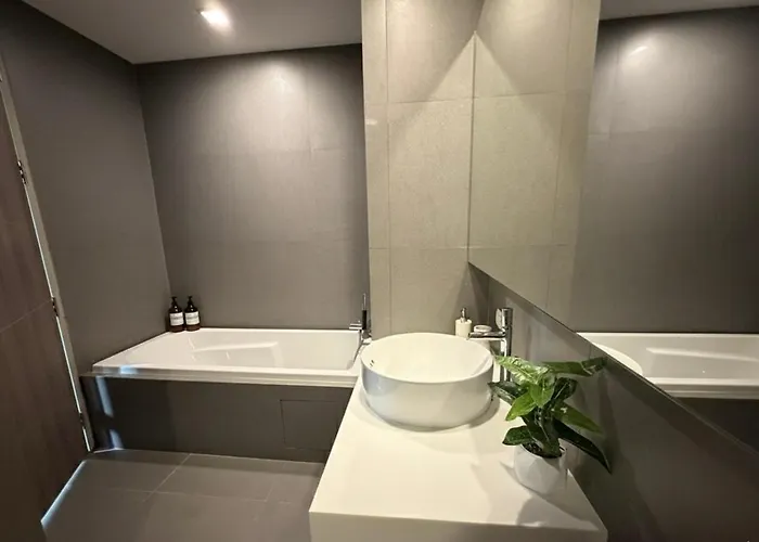Apartment Luxury 2br 2ba Trapezo Walk To Mrt Qsncc