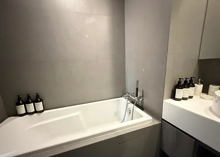 Luxury 2br 2ba Trapezo Walk To Mrt Qsncc Apartment Bangkok