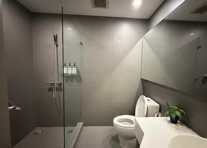 Luxury 2br 2ba Trapezo Walk To Mrt Qsncc * Bangkok